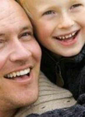 Väter kochen mit ihren Kindern