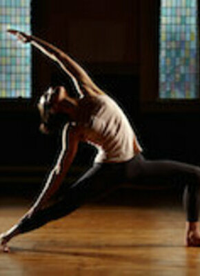 LOLA ROGGE SCHULE: YOGA-WORKSHOP MIT KATHINKA WALTER