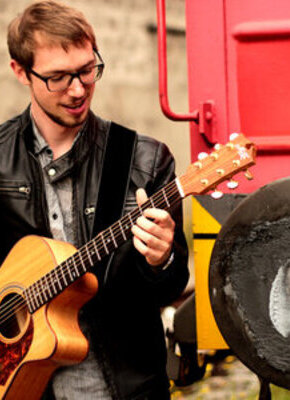 Bild von Wieder da!  Simon Wahl Fingerstyle Gitarrist aus Österreich