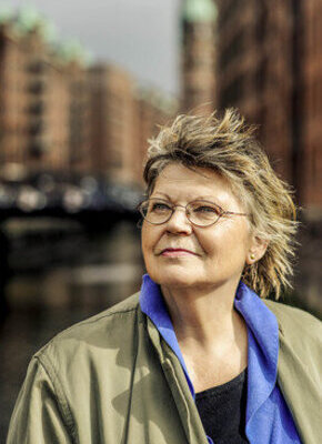 Bild von Petra Oelker mit neuem Roman zur Benefiz - Lesung im Ledigenheim