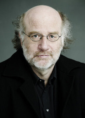 Bild von Frank Schulz mit "Anmut und Feigheit" zur Benefiz - Lesung im Ledigenheim