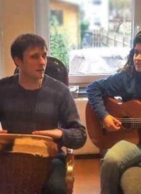 Bild von Wahlcafé mit dem Duo "Handfest"