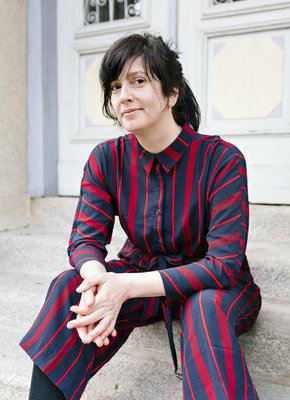 Bild von Karen Köhler mit ihrem Roman "Miroloi" zur Benefiz-Lesung im Ledigenheim