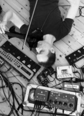 Bild von Gee And The Plastic Strings - Die Schönheit der Schleife