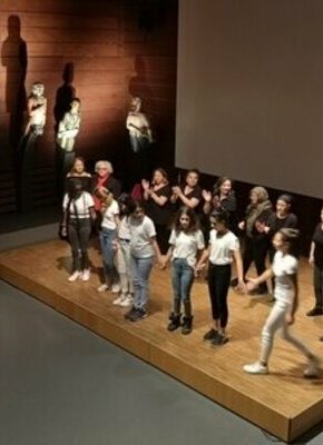 Bild von Yalla auf der Bühne