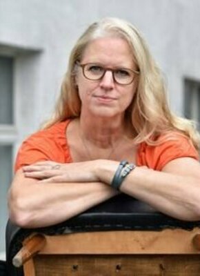 Bild von Isabel Bogdan mit ihrem neuen Roman "Laufen" zur Benefiz - Lesung im Ledigenheim