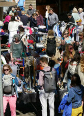 Bild von Flohmarkt auf dem Hof