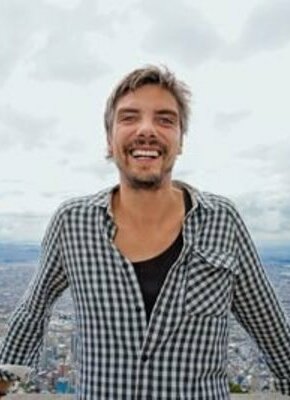 Bild von "Ein deutsches Klassenzimmer" - Jan Kammann liest und erzählt  über seine ungewöhnliche Weltreise in die Herkunftsländer seiner Schüler