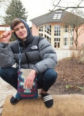 Bild von Jelle Stolze - ?Worst Case Waldorf: Ich kam, sah und strickte? | Comedy