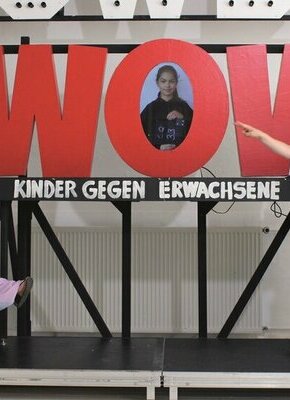 Bild von Wahrheit oder Wagnis (WOW): Kinder versus Erwachsene