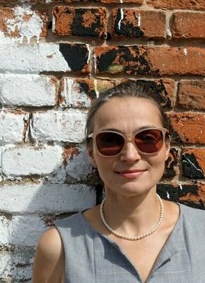 Bild von Katrin Seddig mit ihrem neuen Roman "Sicherheitszone" zur Benefiz - Lesung fürs  Ledigenheim - zu Gast im Kleinen Michel