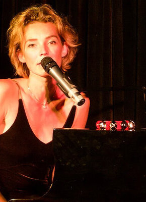 Bild von Christine Schütze, die Klavier-Kabarettistin kommt ins „Schloss“