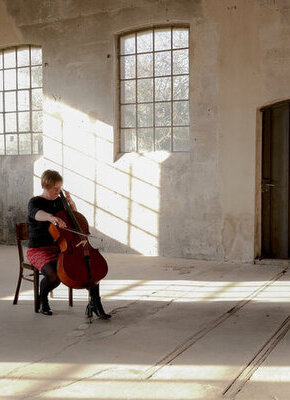 Bild von Katja Zakotnik: trust & resistance - ein Konzert mit Cello solo im Zeichen der Demokratie