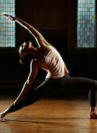 LOLA ROGGE SCHULE: YOGA-WORKSHOP MIT KATHINKA WALTER