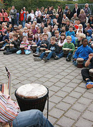 Wieder da nach seinen mitreißenden Vorstellungen–unter neuem Namen!  Bernhard Heitsch: Trommelapplaus