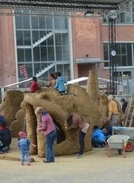 Ausstellung der Riesen-Lehmskulpturen von Bunte Kuh e.V.