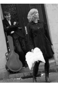 Rika Tjakea & Mark Hertzer: Stille Nacht
