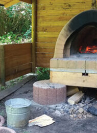 Baui heizt den Lehmofen ein | Brotbacken