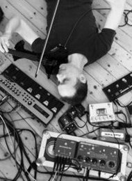 Gee And The Plastic Strings - Die Schönheit der Schleife