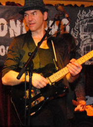 Andrew Winchester Kontrabaß meets Guitar und cooler Gesang