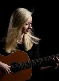 Julia Jeevas | Oster Brunch Konzert mit Solo Gitarre