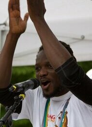 Bouba Fall mit seiner Band Guéntegii*