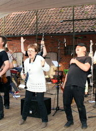 LOLA Open 21: Weltmusik mit der Lolaband und Alwan Band