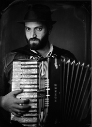 Brüchige Balladen, windschiefer Klezmer, Revolutionshymnen und Blues