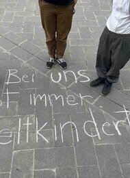 Weltkindertag: Klebe-Versammlung