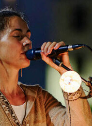 Singersongwriterin Gesa D