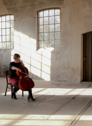 Katja Zakotnik: trust & resistance - ein Konzert mit Cello solo im Zeichen der Demokratie