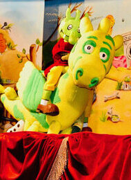 KINDERPROGRAMM: MADSINOS PUPPENREVUE – DIE OLCHIS UND DER BLAUE NACHBAR