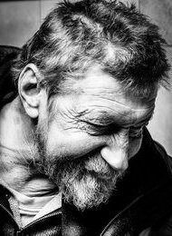 Ausstellungsbesichtigung für Menschen mit Demenz: ÜBER.LEBEN - im Schatten des Glanzes