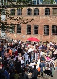 Flohmarkt auf dem Hof